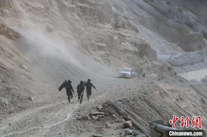 西藏林芝边境派出所民警穿越流沙飞石救助被困