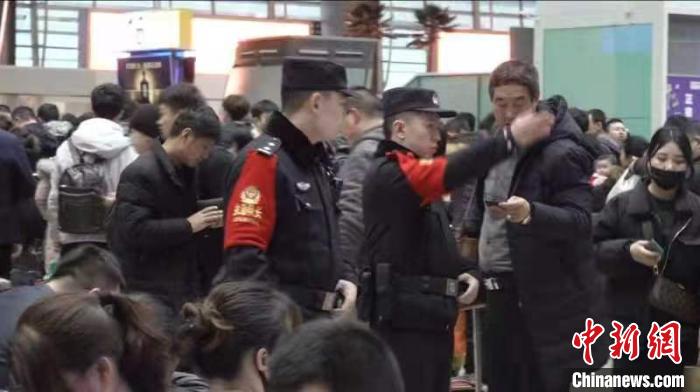 22日，春运第13天，北京各大火车站出现客流高峰，为确保广大旅客安全出行，平安返乡，北京铁路警方增派警力加大治安秩序维护和客流疏导。　庞贺雷 摄