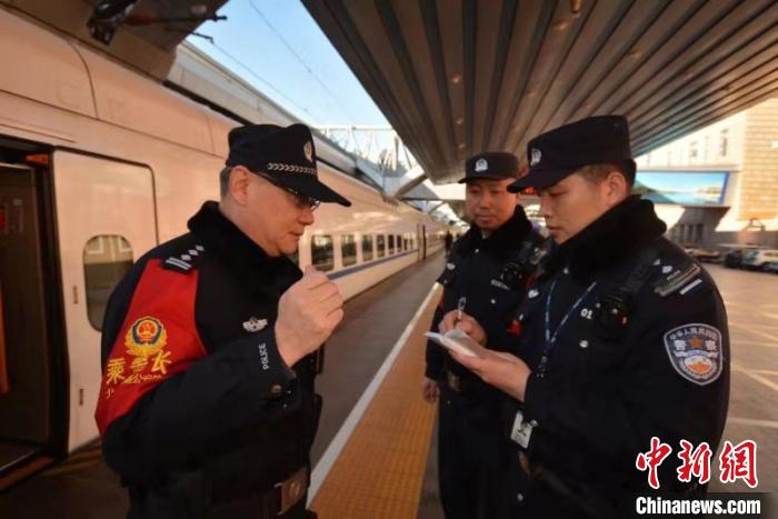 北京铁警增派警力全力维护春运客流高峰秩序