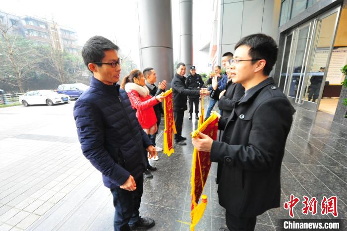 图为讨薪农民工向重庆市造价管理总站(重庆市清欠办)赠送锦旗。　受访者供图 摄