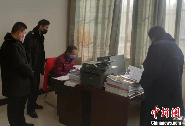 执法人员在河南省长垣市对案件进行调查。