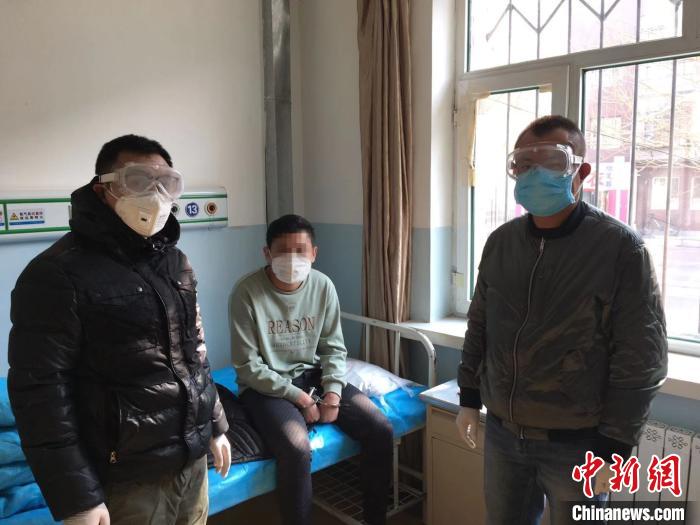 图为民警带领嫌疑人在指定医院复查。　王瑾 摄
