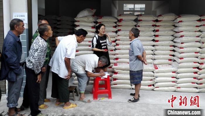 资料图：贵州省天柱县民政局给困难民众发放救助粮。　天柱县民政局供图 摄
