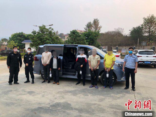 图为警方抓获的涉嫌组织运送越南籍女子偷越国(边)境的嫌疑人。勐海警方供图