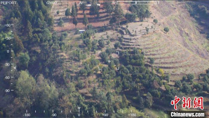 恩斯特龙480B警用直升机空中侦查的图像。贵州省禁毒办供图