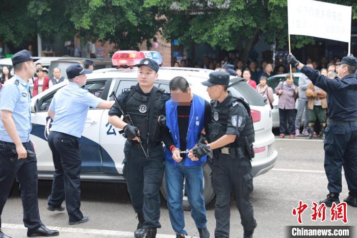 图为重庆警方抓获涉黑恶犯罪嫌疑人。重庆市公安局供图
