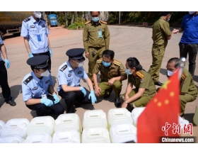 云南边检总站向老挝警方援助防疫物资