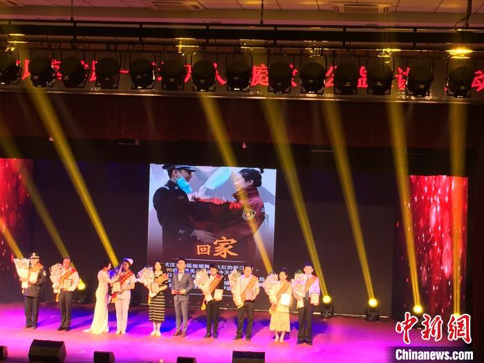 图为甘肃揭晓2020年度“最美家庭”1578户、其中抗疫“最美家庭”536户，并为获奖“最美家庭”代表授予荣誉牌。　崔琳 摄
