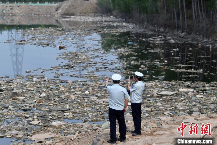 两地执法人员在交界处的五侯大坑污水处进行现场办公并形成初步方案。　刘海军 摄