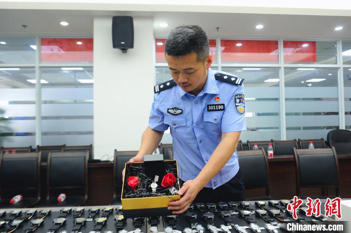 图为民警展示为今年“5.20”促销活动准备的假表。重庆渝中警方供图