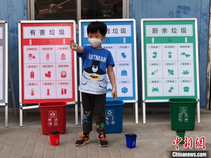 图为北京市丰台区东大街西里社区开展垃圾分类宣传活动。北京市西城区供图