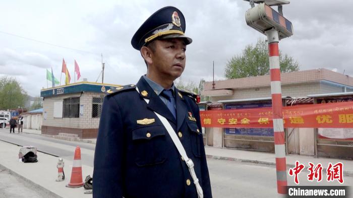图为5月26日，西藏拉萨墨竹工卡治超检测站路政执法人员执法。<a target='_blank' href='//www.chinanews.com/' >中新网</a>记者 贡桑拉姆 摄 贡桑拉姆 摄