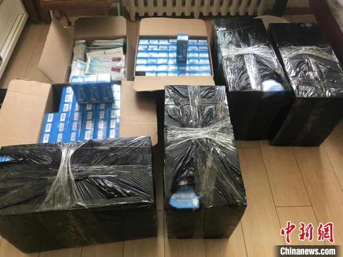 北京市石景山警方在现场起获各类药品。北京警方供图