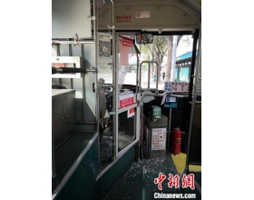 广州男子砸烂公交车驾驶室防护玻璃被刑拘