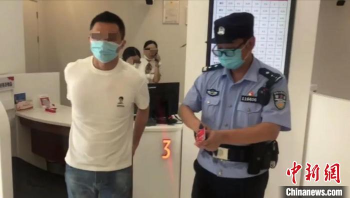 警方抓获犯罪嫌疑人戴某晶。杭州警方 供图