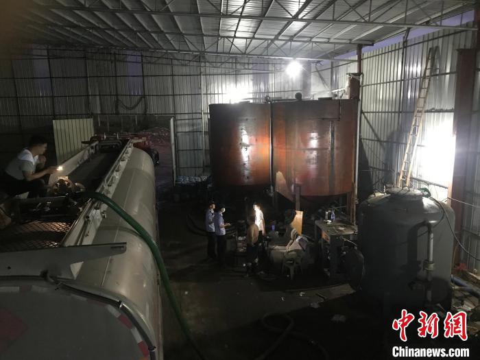 广州海关缉私警察在走私“红油”脱色窝点对嫌疑人员进行控制 关悦 摄