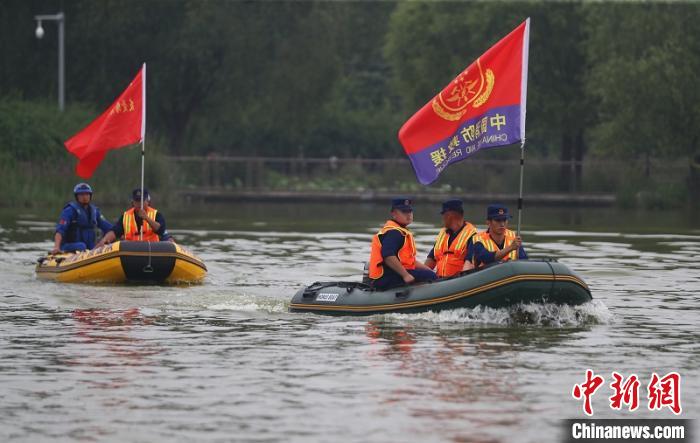 郑州：消防联合民间救援队开展水域联合救援演练