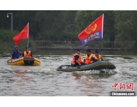 郑州：消防联合民间救援队开展水域救援演练