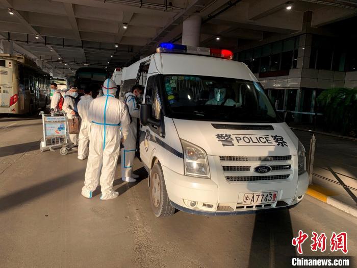 8月19日，在公安部“猎狐办”的带领下，上海警方成立押解工作组，将犯罪嫌疑人陈某押解回沪。上海警方供图