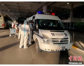 上海警方将涉嫌侵权假冒犯罪在逃人员押解回沪