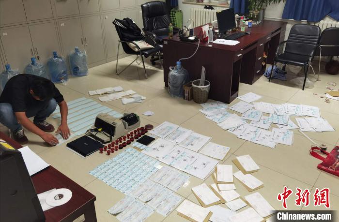 日前一藏身在市内平房区的制售假火车票窝点被北京铁路警方端掉，当场缴获假火车票386张，票面价值7万余元。　刘京 摄