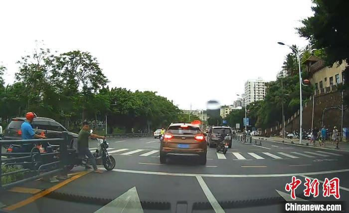 三亚市区交通路况复杂，车辆通行需注意各方安全。(行车记录仪截屏画面) 记者王晓斌 摄