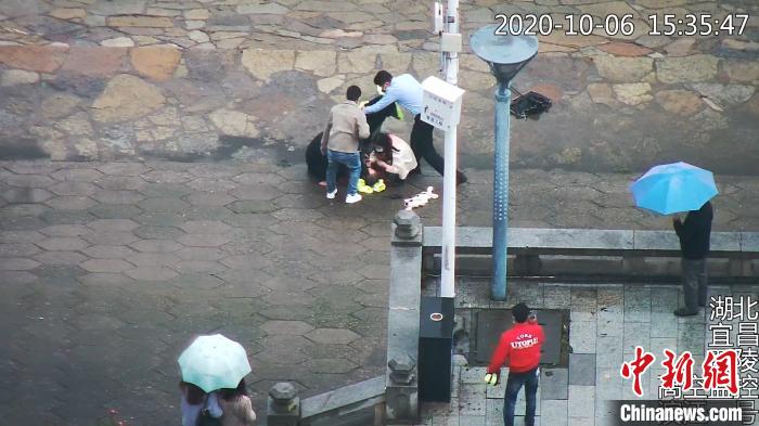 湖北宜昌：老人掉落江中警民联手施救