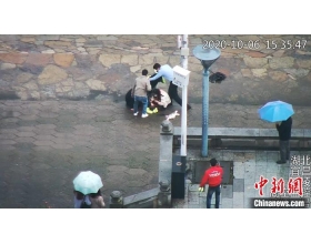 湖北宜昌：老人掉落江中 警民联手施救