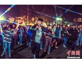 锻炼身体释放压力 武汉一高校学生组团跳广场舞