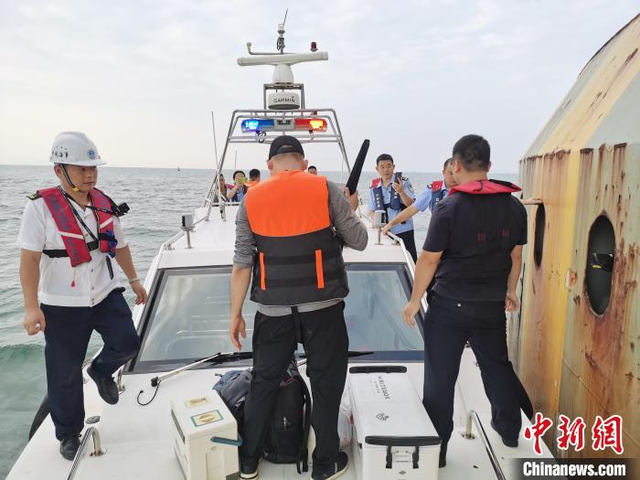 抓获违法垂钓人员。广东海事局供图