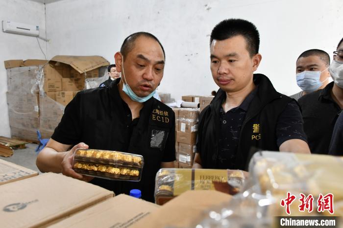 警方捣毁产储销窝点17处，查获印有假冒品牌标识的塑料盒7900余个、商标90余万张以及作案设备11套。上海警方供图