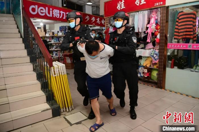 资料图：嫌疑人被捕落网。郑州警方供图