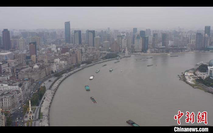 海事部门保障黄浦江水上交通安全。上海海事局供图