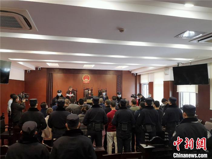 阮祖健等22人恶势力犯罪集团系列案件在沪进行公开开庭宣判，涉案金额高达8亿余元。　胡明冬 摄