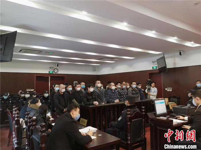 阮祖健等22人恶势力犯罪集团系列案件在沪进行公开开庭宣判，涉案金额高达8亿余元。　胡明冬 摄
