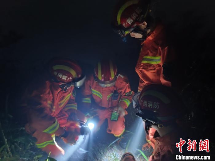 桂林两名游客欲走捷径被困尧山消防连夜搜救近8小时