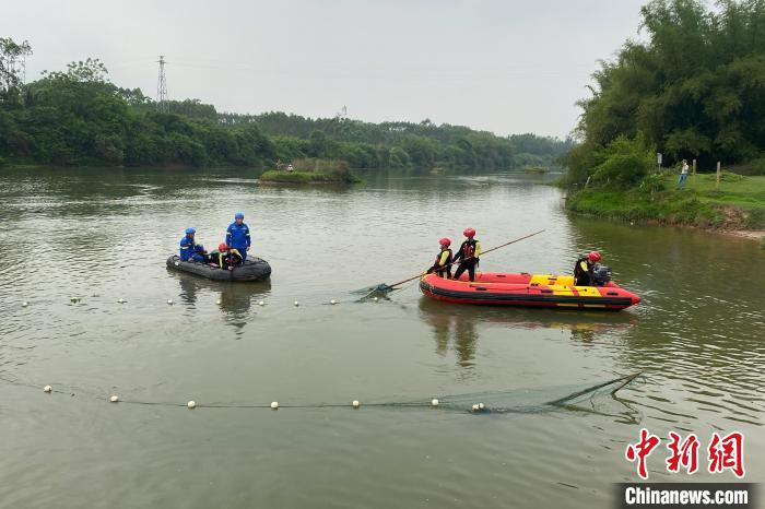 图为救援人员利用渔网进行搜索。钦州市消防救援支队供图