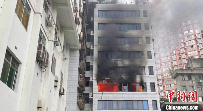 居民楼发生火灾5名被困者成功获救