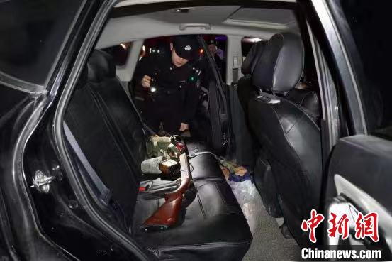 义乌警方查获非法狩猎枪支。　金森 摄