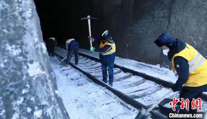 铁路“破冰人”筑起百年隧道安全防线