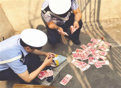 小区下起“钞票雨” 民警挨家挨户询问无人认领