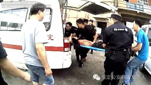 河北快递员刀捅3同事致1死2伤 辅警制止身中数刀