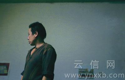 高中生倒洗脚水引发口角被9名同学群殴致死