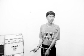 男子怀疑女友有外遇藏其家中伺机杀两人