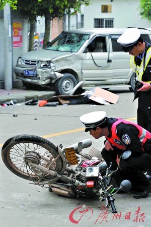 越野车撞倒摩托车致两名打工仔死亡