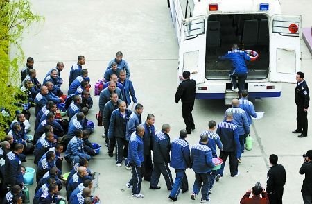 周口监狱第三监区首批在押人员“搬家”