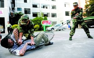 维护校园安全成政治任务 中小学需配专职保安
