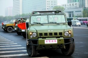 昨日，太原，省武警总队太原支队百余名武警官兵从太原市五一广场集结后，奔赴太原五中等22所中小学校园周边。从当天开始，官兵们将为中小学生保驾护航，即上下学时间官兵们在校门口站岗，上课时间官兵们将在学校周边巡逻。郭新摄
