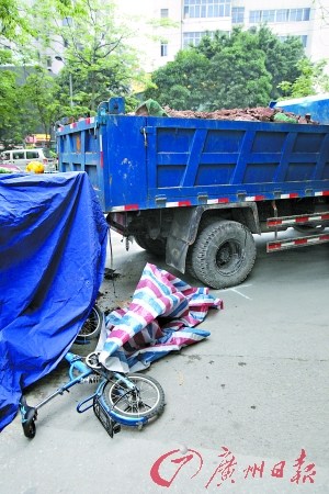 新手开车运泥碾死单车少年司机当场被带走