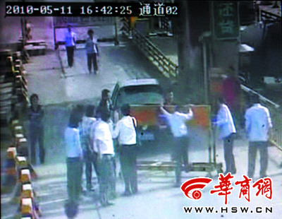陕西3名局长群殴收费员续:警方决定拘留两人